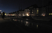 Красочный и яркий канал Nyhavn ночью.