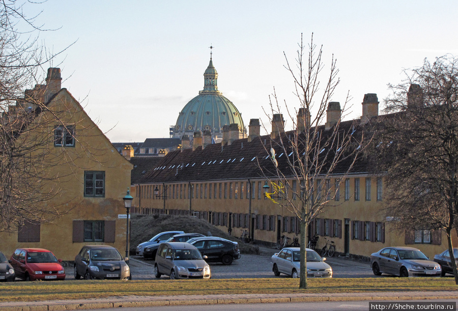За крышами бараков виднелся купол главного собора Marble Church, я и не думал, что он так рядом Копенгаген, Дания