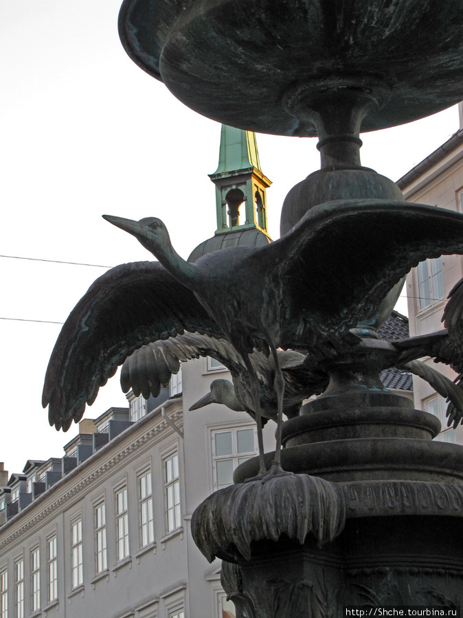 Знаменитый фонтан на Stroget, зимой выключен. Копенгаген, Дания
