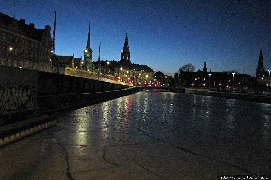Замерз и канал. Вид на Биржу. Копенгаген, Дания