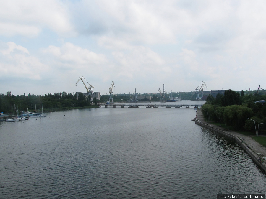 Вид с разводного моста на пешеходный мост Николаев, Украина