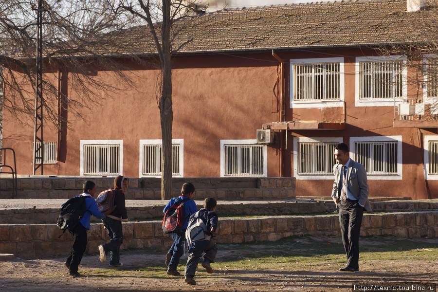 Дети бегут в школу, их встречает учитель / директор Харран, Турция