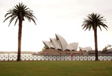 Сиднейский оперный театр (Opera House) – символ не только Сиднея, но и всей Австралии. В современной архитектуре он занимает одно из первых мест. Построен по проекту датского архитектора Утсона, закончен в 1973 году командой австралийских архитекторов. Вмещает в себя 900 помещений, в том числе Концертный Зал, Оперный Театр, Драматический и Камерный Театры, четыре ресторана и Зал Приемов. Крышу здания, построенного в форме четырех ракушек, покрывает более миллиона плиток, которые при различном освещении создают разнообразную цветовую гамму.