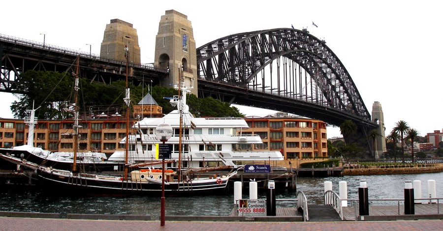 Сиднейский мост (Sydney Harbour Bridge) – открыт в 1932 году и к моменту завершения строительства обошелся в 20 млн австралийских долларов. И сегодня автомобилисты, двигаясь в Южную часть Сиднея, платят 3 доллара за проезд, покрывая расходы на содержание моста. Ближайший к Оперному Театру пилон моста открыт для посещения. Со смотровой площадки открывается круговая панорама Сиднея, это удобное место для фото и видеосъемок. Сидней, Австралия