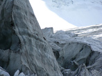Ак-Кемский ледопад. Присмотритесь: вверх по вертикали скачет белка-каменушка. Живет в горах, любит камни, лед и высокогорье