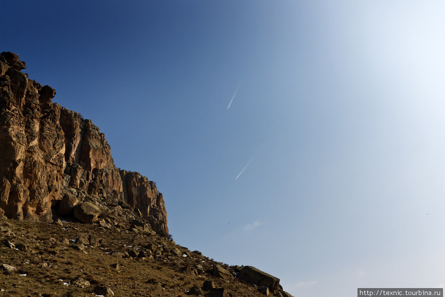 Самолёты в небе над Каппадокией Ихлара (долина), Турция