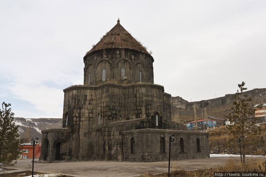 Армянская церковь → мечеть → ... → русская православная церковь → мечеть. В общем, много из рук в руки она переходила Карс, Турция