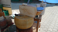 Тут же небольшая продуктовая ярмарка – свежеиспеченные булки по пол кило, разновидности сыра, деревенские колбасы и молочная продукция.