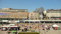 Перед собором, на площади располагается блошиный рынок.