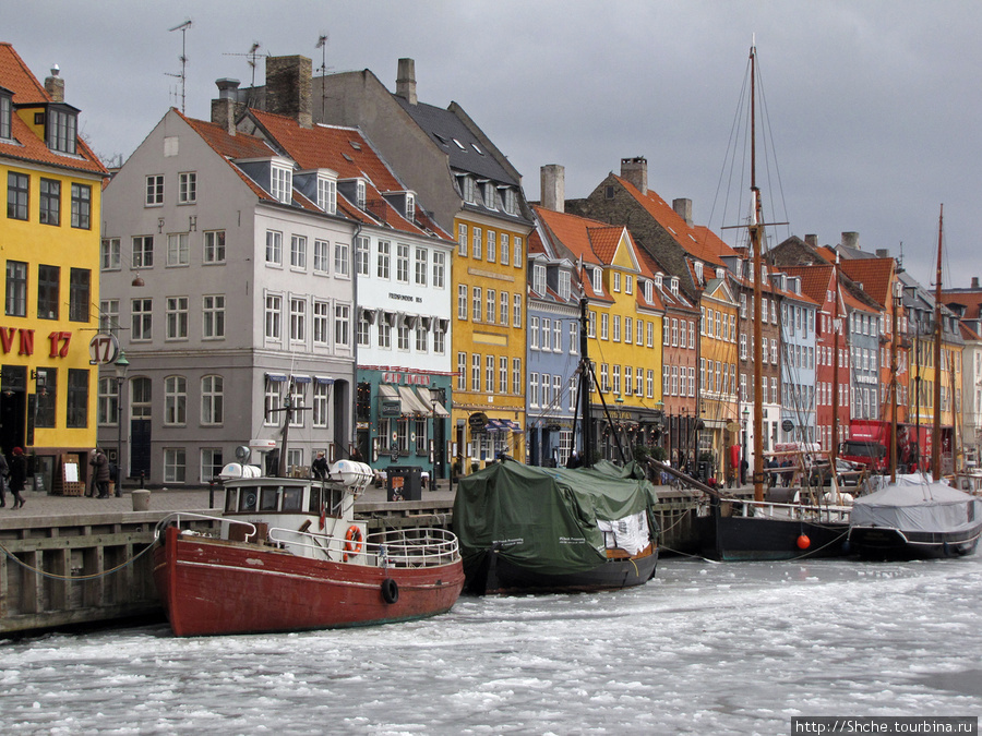 Замерзший канал Nyhavn - самое яркое место Копенгагена.