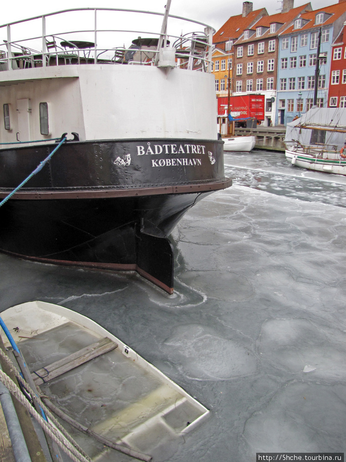 Замерзший канал Nyhavn — самое яркое место Копенгагена. Копенгаген, Дания