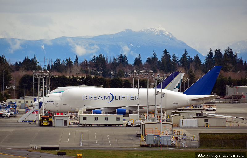 Грузовой  самолёт Dreamlifter, который перевозит детали для сборки нового пассажирского самолёта Boeing 787 Dreamliner.