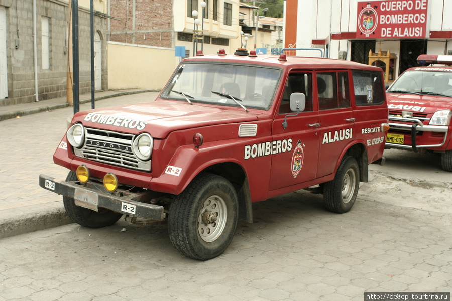 Пожарные рассекают на таких машинах Алауси, Эквадор