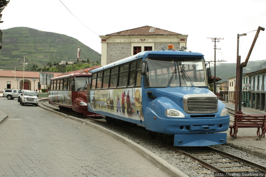 А вот парочка современных туристических типа поездов. На самом деле — ацкая смесь американского грузовика с вагоном метро. Алауси, Эквадор