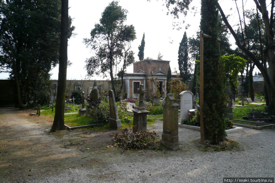 в глубине могила Иосифа Бродского Остров Сан-Микеле, Италия