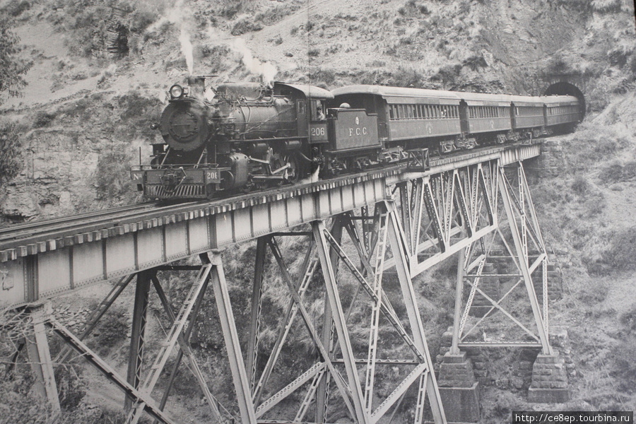 Так поезд носился по мостам Такна, Перу