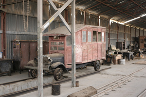 Старинная машина переделанная для езды по жд
