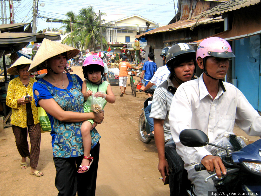 Городской рынок — по сути улочка, по обеим сторонам которой на земле и располагаются все товары и продавцы Остров Фу Куок, Вьетнам