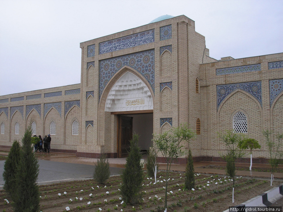 Центральный вход в исторический комплекс. Термез, Узбекистан