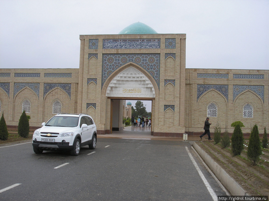 Центральный вход в мавзолей. Термез, Узбекистан