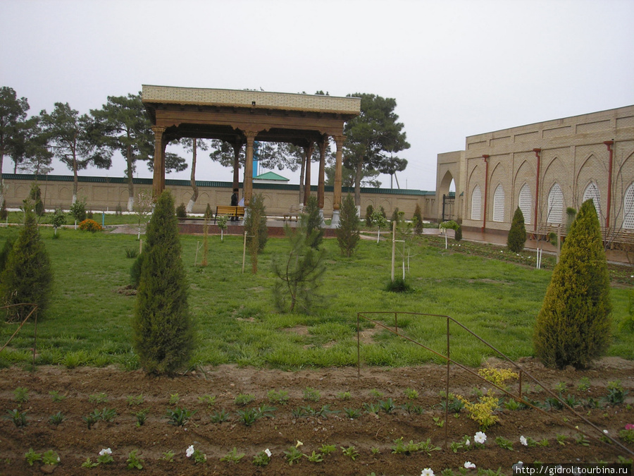 Сквер на территории комплекса. Термез, Узбекистан