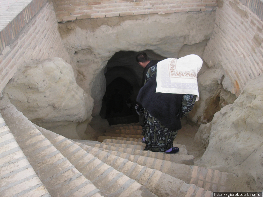 Недалеко от могучего земляного вала были обнаружены и открыты дрeвние буддийские памятники культуры — жилища буддийских монахов. Каменные ступени, которым не меньше 2000 лет, ведут вниз, под земляной купол размером в диаметре 4-5 метров. Термез, Узбекистан