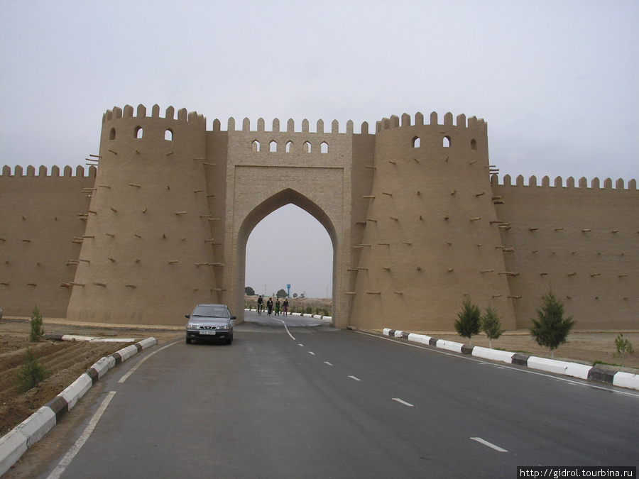 Центральные ворота-въезд перед историческим комплексом. Термез, Узбекистан