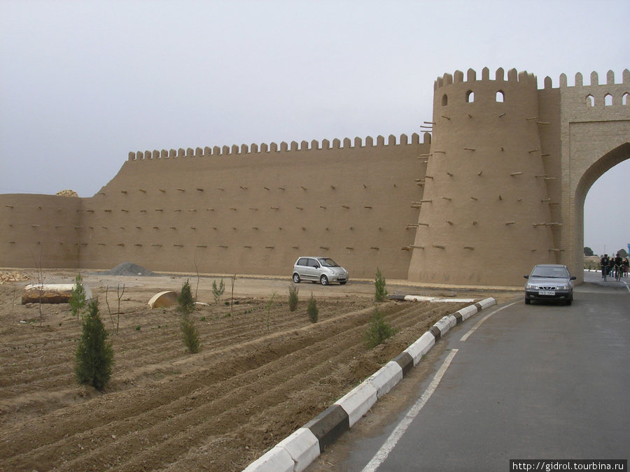 Въезд-ворота и стена. Термез, Узбекистан