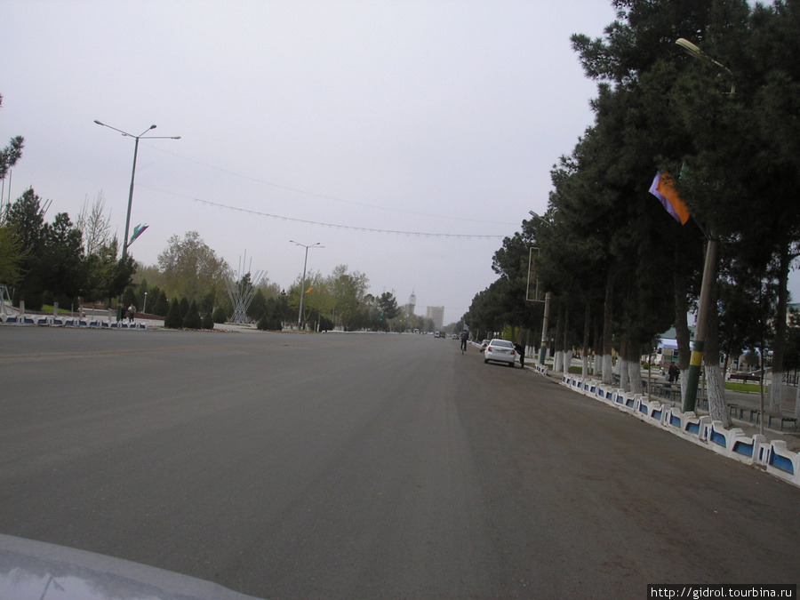 По одной из центральных улиц. Термез, Узбекистан