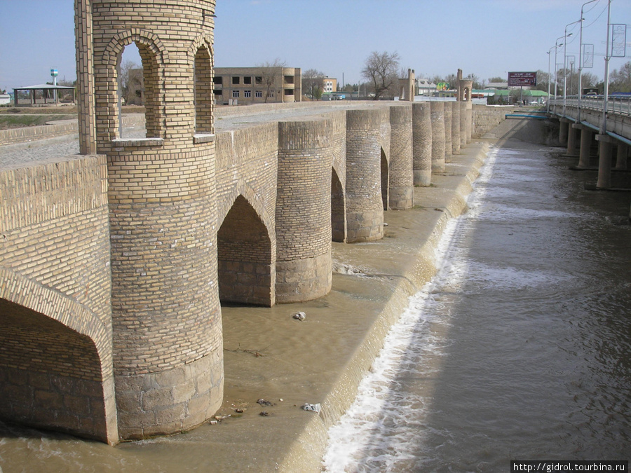 Кирпично-каменный мост через реку Кашкадарья. 
Здесь его называют Старый Николаевский мост. Карши, Узбекистан