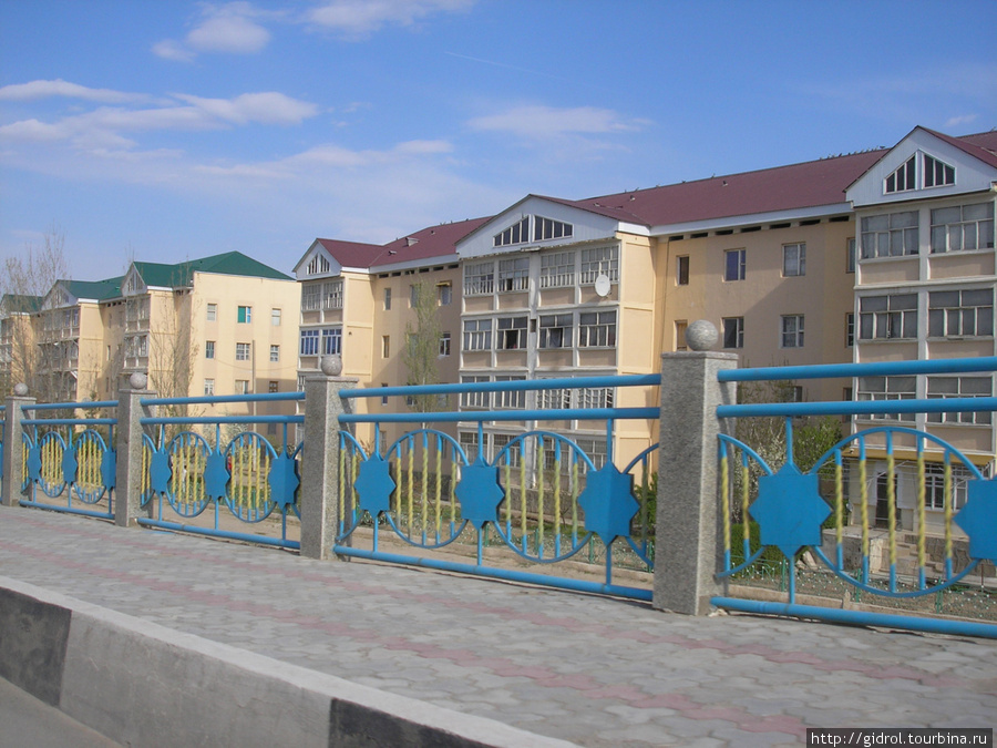 Современный Карши, улица в аэропорт. Карши, Узбекистан