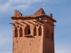 Минарет старой мечети в деревне недалеко от Айт-Бенхадду.