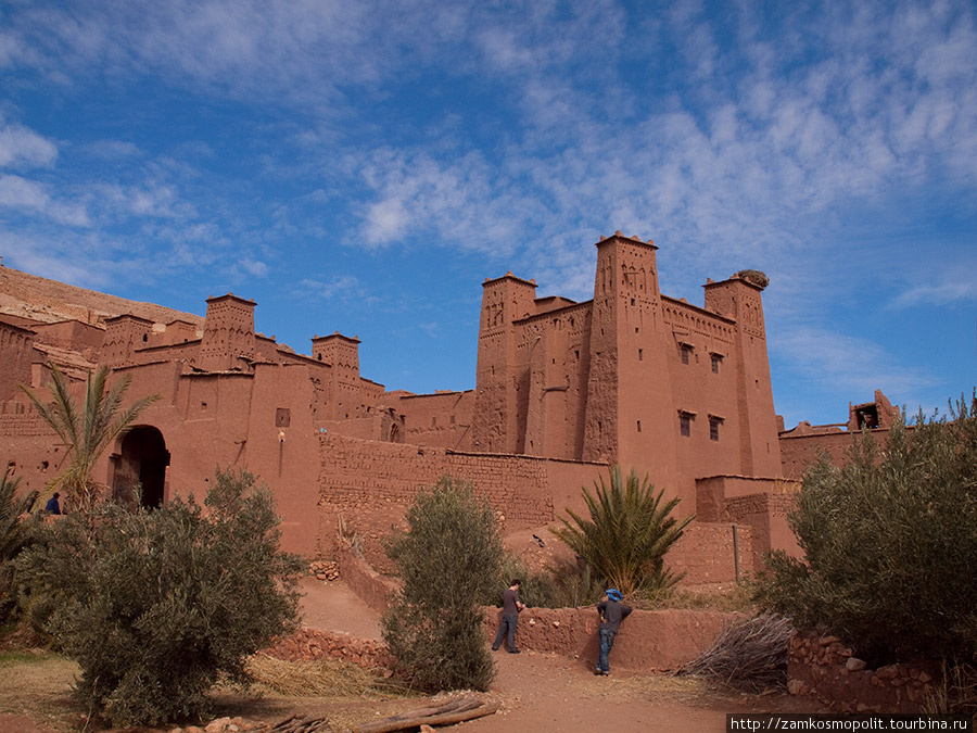 Такая высокая постройка с башенками — это и есть дом-касба. Айт-Бен-Хадду, Марокко