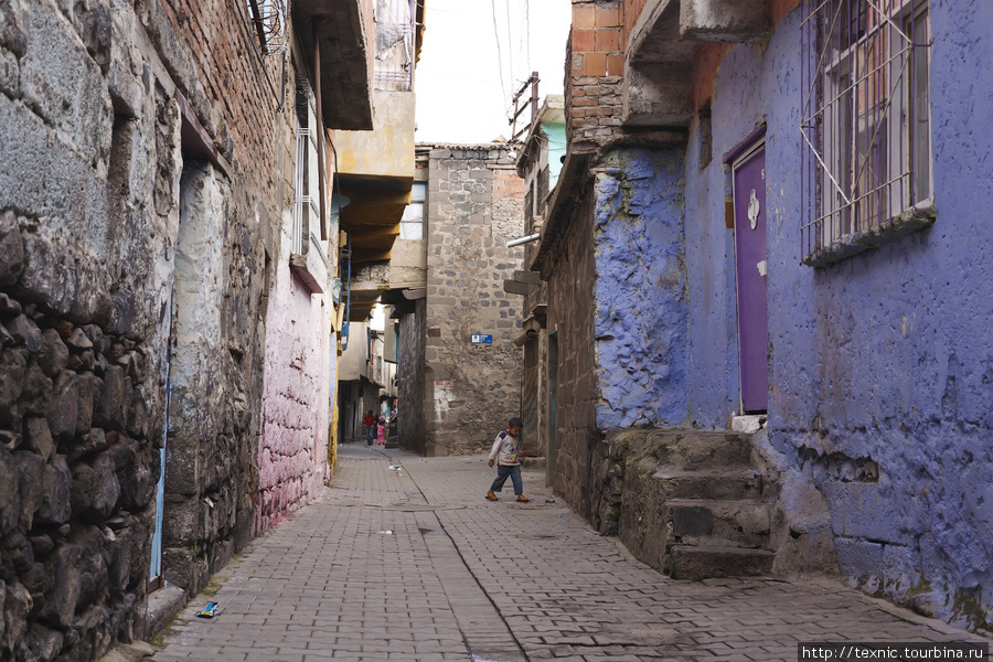 Что любопытно, стены очень многих домов выкрашены разной яркой краской Диярбакыр, Турция
