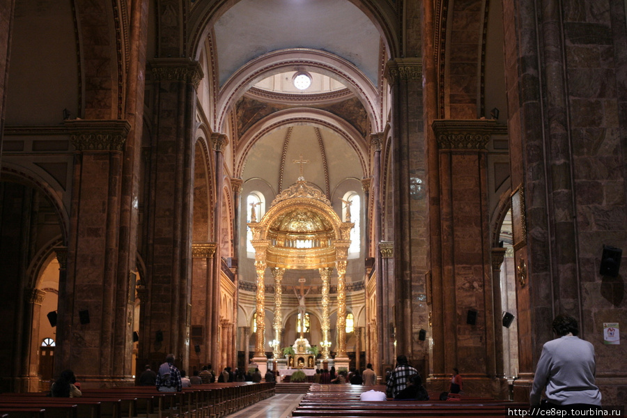 Внутри кафедрального собора Санта-Ана-де-лос-Риос-де-Куэнка, Эквадор