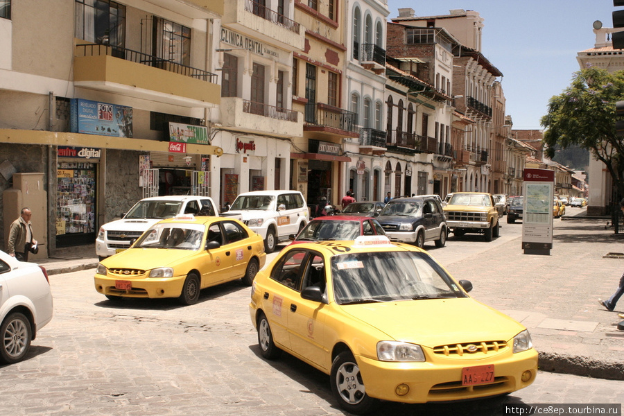 Такси — желтые Хюндай Акцент Санта-Ана-де-лос-Риос-де-Куэнка, Эквадор