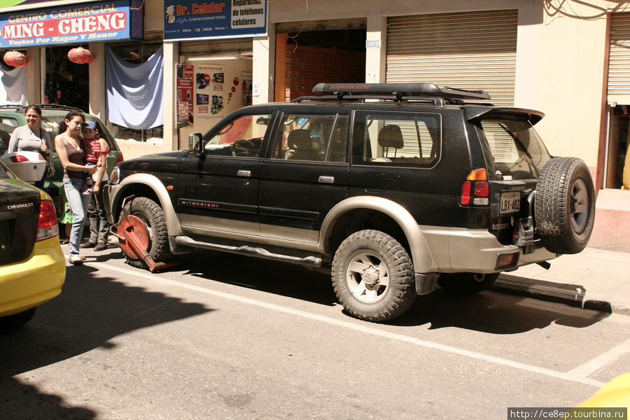 Если не заплатил за парковку, то на колесо вешают вот такой девайс Лоха, Эквадор