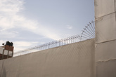 Забор окрашает более менее симпатичная решеточка, а не какое-нибудь битое стекло, как в странах Центральной Америки.