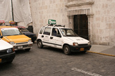 Те самые опасные таксисты, которые могут ограбить простых и добродушных туристов ездят вот на таких машинках.