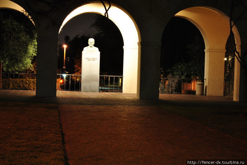 Памятник Роберту Милликану, выдающемуся калтеховскому ученому Пасадена, CША