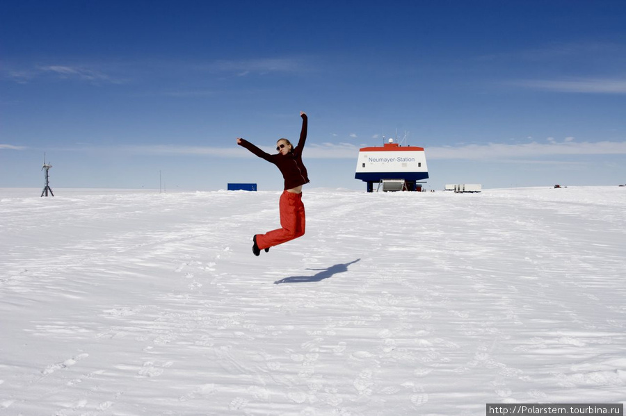 От радости пребывания на станции даже хочется прыгать... Антарктическая станция Неймайер III (Германия), Антарктида