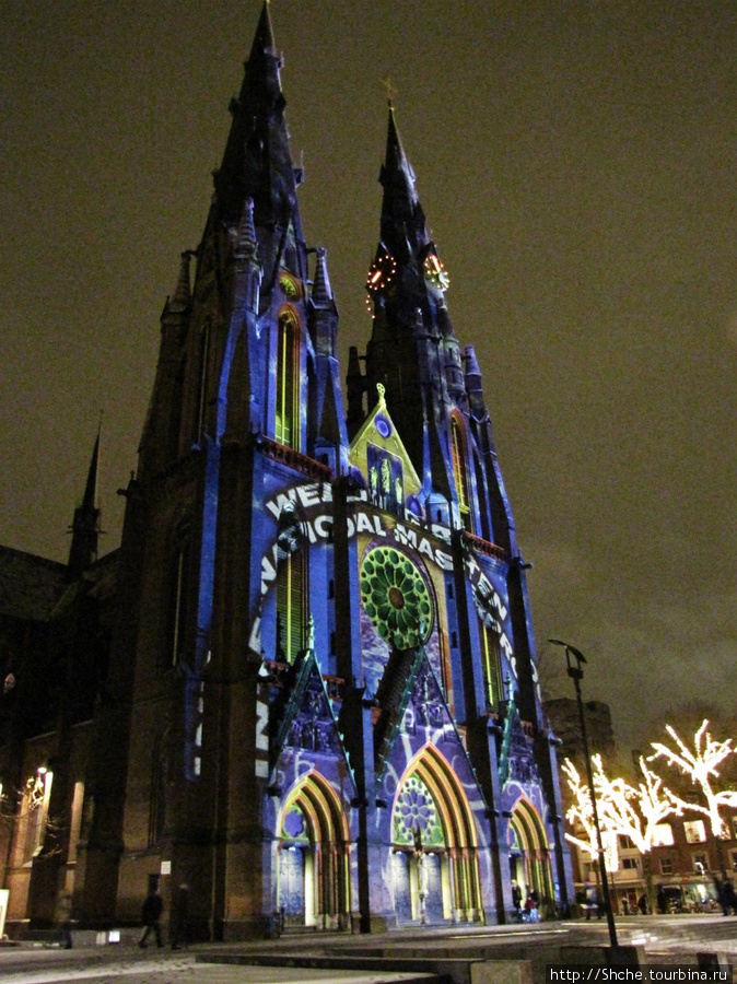 вечером, когда уже конкретно темно, на собор проэцируют различную светокрасоту Эйндховен, Нидерланды