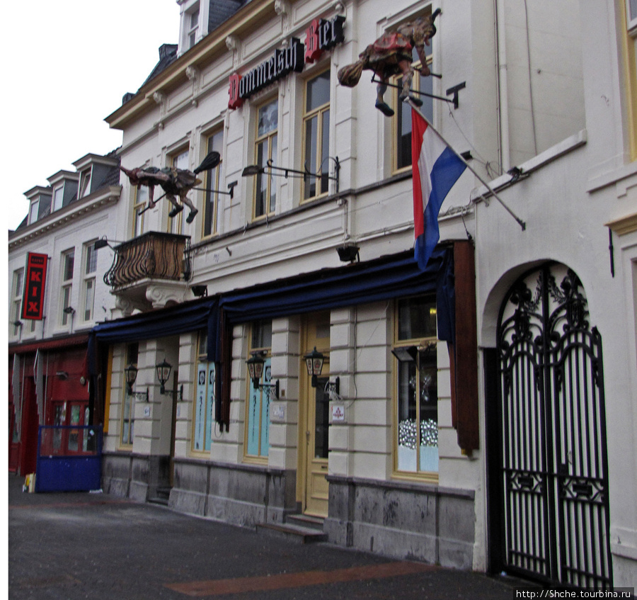 Улица Stratumseind полностью отдана под кафе, бары и рестораны. Эйндховен, Нидерланды