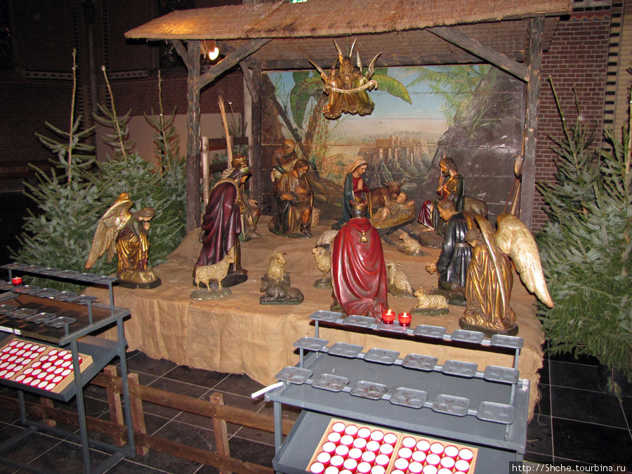 Приближается рождество, и католики сооружают сцену рождения Иисуса Христа. Эйндховен, Нидерланды