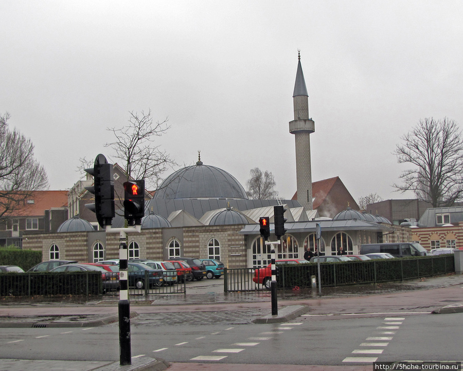 К удивлению обнаружили небольшую новую мечеть...