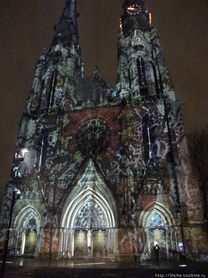 вечером, когда уже конкретно темно, на собор проэцируют различную светокрасоту... Эйндховен, Нидерланды