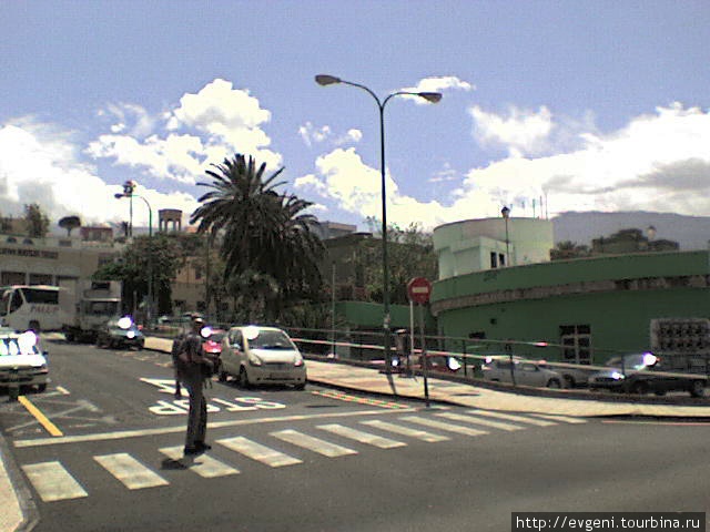 вверху, где пальма -Автостанция, это начало ул.Пеньон- Calle Penon- по ней идти к рест. La carta. Если идти сверху, от автобусных остановок, то у знака кирпич повернуть налево, и по ул. Calle Pozo идти 50м. до ул. Calle Mazaroco — см. сл. фотографию Пуэрто-де-ла-Крус, остров Тенерифе, Испания