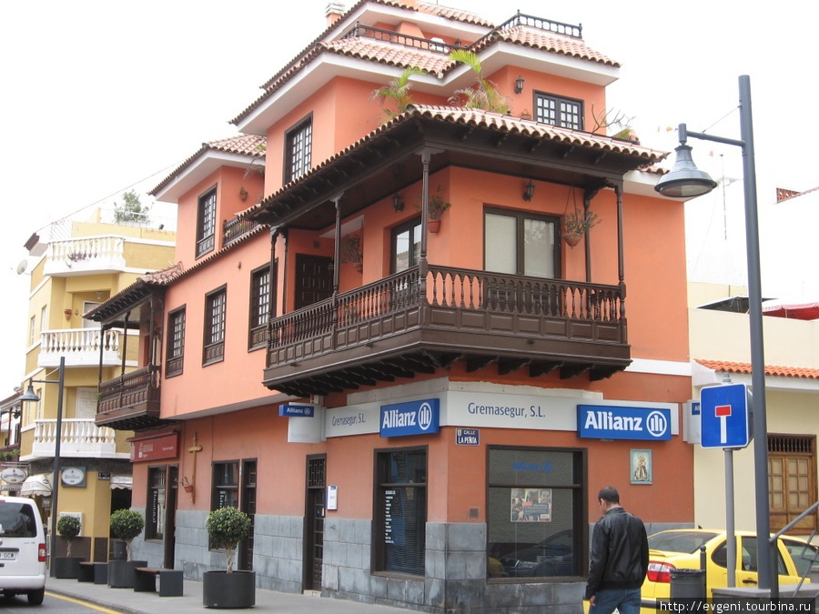Calle San Felipe — красивый дом с балкончиками, а на другой стороне улицы — чуть впереди — ресторан La carta. Пуэрто-де-ла-Крус, остров Тенерифе, Испания