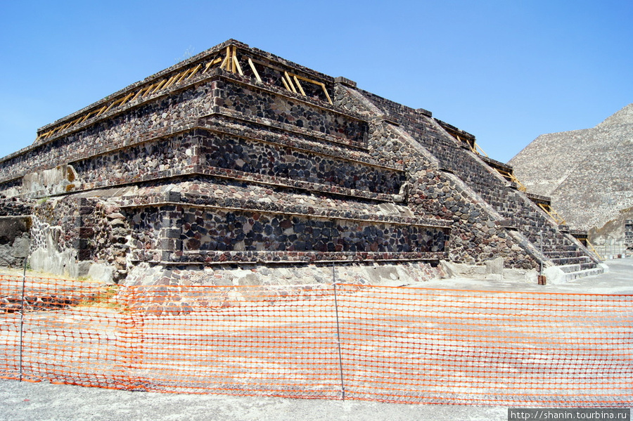 Пирамида Луны и площадь Луны Теотиуакан пре-испанский город тольтеков, Мексика