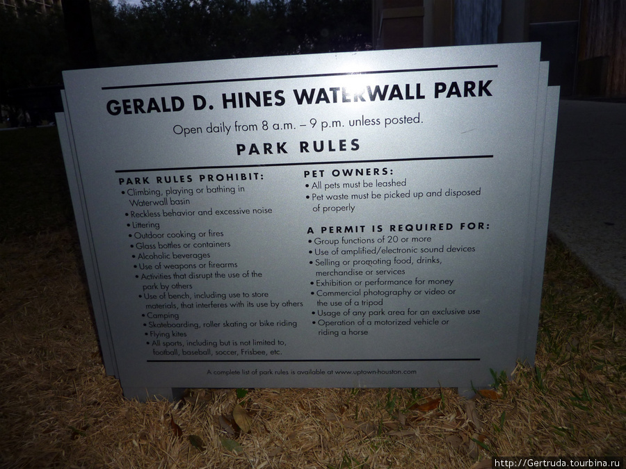 Небольшой  информационный щит в парке у фонтана. Хьюстон, CША